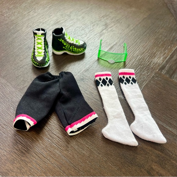 MONSTER HIGH Lot Duece Gorgon Outfit Basketball Shoes Sunglasses Shorts Belt - Picture 2 of 4